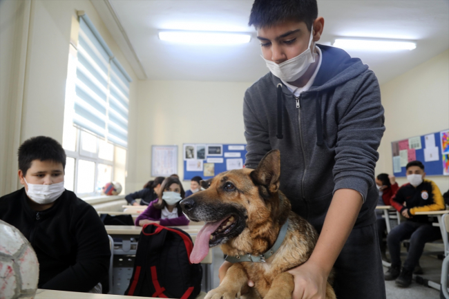 Haylaz öğrenci "Pele"nin gözü hep topta
